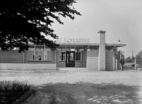 150781 Gezicht op de voorgevel van het N.S.-station Vierlingsbeek te Vierlingsbeek.